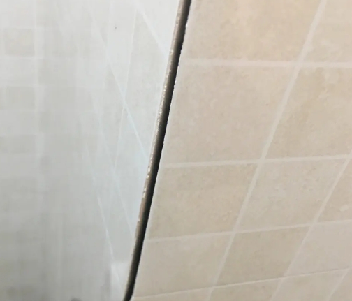 湾里瓷砖空鼓维修公司分享阳台瓷砖脱落的修复过程可以分为以下几个步骤