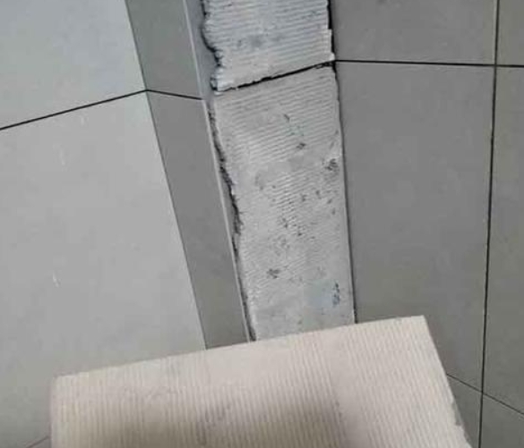 湾里瓷砖空鼓维修公司分享下厨房瓷砖脱落的补救措施。